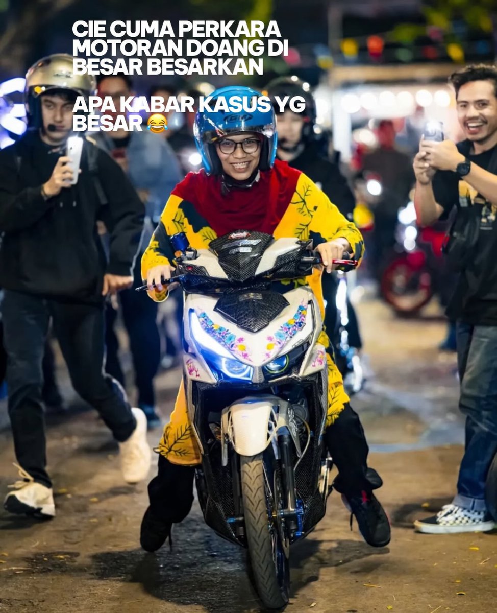 txtdrkrw's tweet photo. Kalian tau gak?
Konten kreator Emak Gila sama Willie Salim bikin acara night ride di Jakarta Jumat malam kemarin.

Hasilnya?
Macet parah di Sudirman–Thamrin sampai Bundaran HI. Macet total. Jalur TransJakarta digasak. Warga marah.
Polisi: “Izinnya ditolak dari awal.”

Eh, responnya malah begini…😩