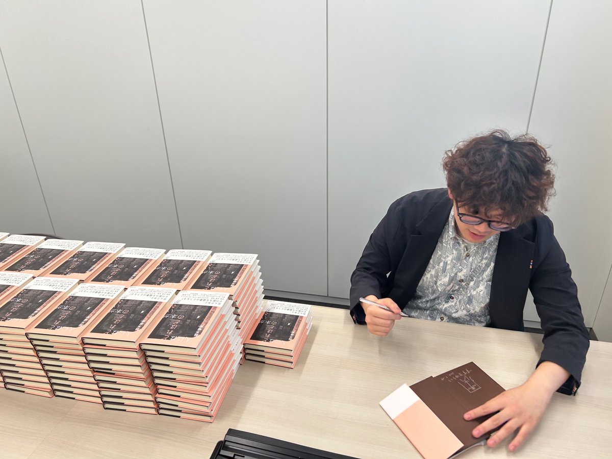 ShareNewShelf's tweet photo. 本日は8/7刊行予定の新刊『人にはどれほどの本がいるか』のサイン本作り。ぜひ全国の書店にてお買い求めください！ https://t.co/Xhk2tQvLqa