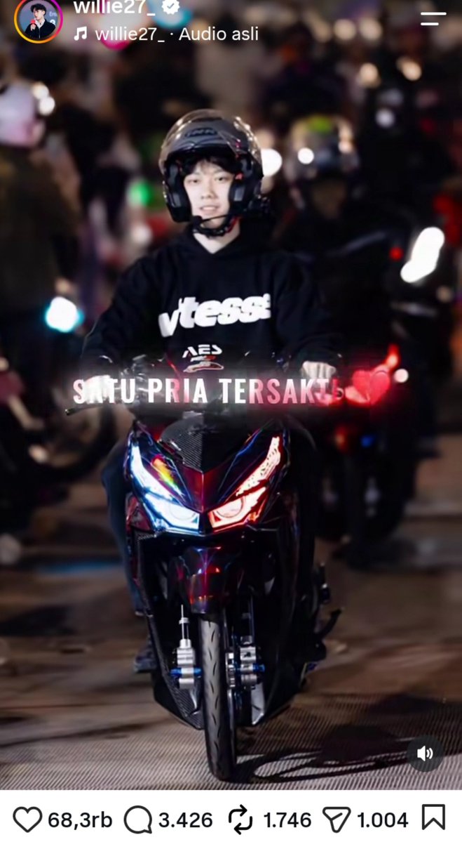 txtdrkrw's tweet photo. Kalian tau gak?
Konten kreator Emak Gila sama Willie Salim bikin acara night ride di Jakarta Jumat malam kemarin.

Hasilnya?
Macet parah di Sudirman–Thamrin sampai Bundaran HI. Macet total. Jalur TransJakarta digasak. Warga marah.
Polisi: “Izinnya ditolak dari awal.”

Eh, responnya malah begini…😩