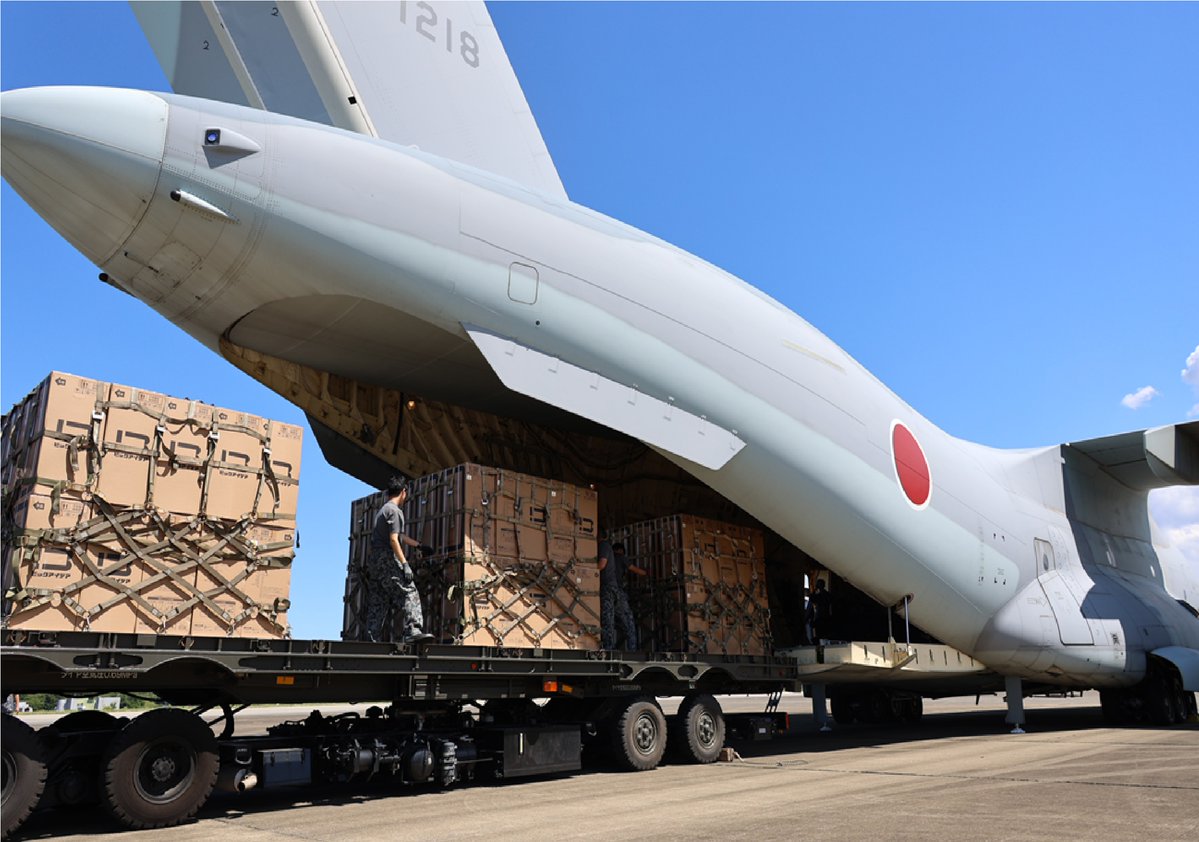 JASDF_adc_pao's tweet photo. #航空総隊 は #熊本地震 の対応として、物資輸送支援を実施しています。
被災地へ向けて必要な物資を輸送し、支援に取り組んでいます。

被災された皆さまが一日も早く日常を取り戻せるよう、引き続き全力で任務にあたります。

#災害派遣
#命を守る https://t.co/NcITVLfXo1