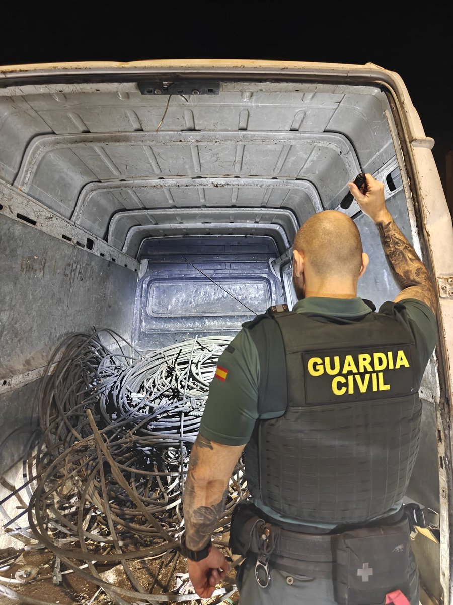 GuardiaCivilGU's tweet photo. Detenida una persona 👤⛓️‍💥  por la sustracción de cable de la catenaria  de la estación de ferrocarril 🚉 de #Baides

🟢 La colaboración ciudadana 🙋‍♀️ y la rápida intervención policial 🚨🚓💨 permitieron la detención de esta persona. https://t.co/7OhVAr0KnS