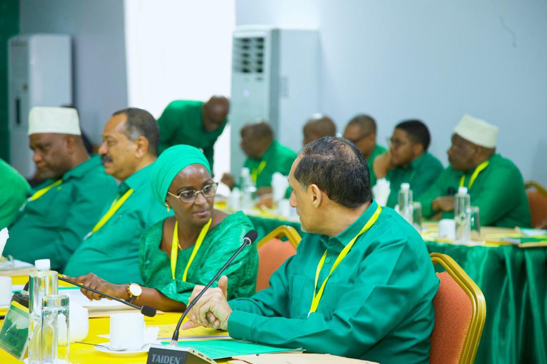 kigogo2014's tweet photo. (✍🏼 na mwandishi wetu wa Mwanakwerekwe) 

Mwenyekiti wa Chama Cha Mapinduzi (CCM), Dkt. Samia Suluhu Hassan, ameongoza kikao cha Kamati Kuu ya CCM kilichofanyika mapema leo mjini Zanzibar.

Mara baada ya kikao cha kamati kuu kitafuata kikao kizito sana cha NEC mchana wa leo na kujadili ,kuamua na kupitisha mambo mazito sana!..

#KigogoMediaUpdates