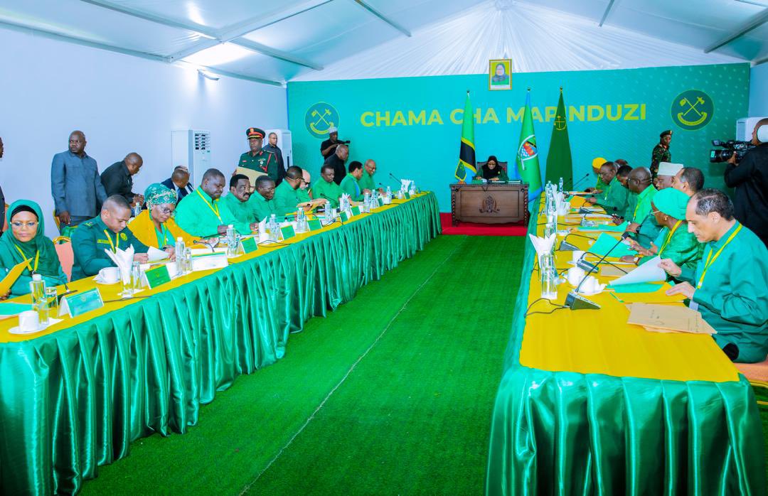 kigogo2014's tweet photo. (✍🏼 na mwandishi wetu wa Mwanakwerekwe) 

Mwenyekiti wa Chama Cha Mapinduzi (CCM), Dkt. Samia Suluhu Hassan, ameongoza kikao cha Kamati Kuu ya CCM kilichofanyika mapema leo mjini Zanzibar.

Mara baada ya kikao cha kamati kuu kitafuata kikao kizito sana cha NEC mchana wa leo na kujadili ,kuamua na kupitisha mambo mazito sana!..

#KigogoMediaUpdates
