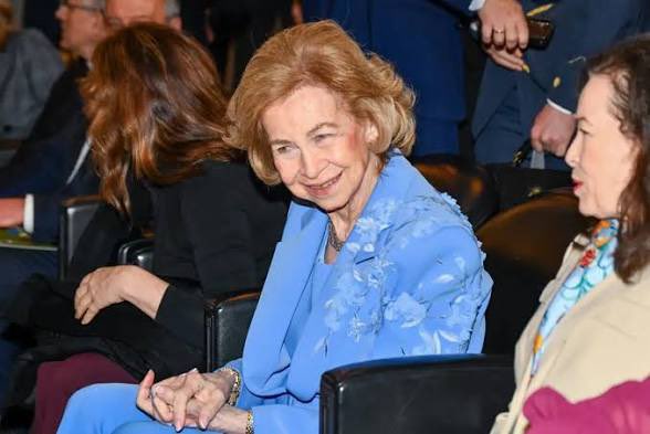 ManhattanManOne's tweet photo. 🇪🇸 38 años en el trono como Reina consorte de España. 12 como Reina madre. Más de 50 cumpliendo con su deber, recompensados por ovaciones espontáneas allá donde va.

El ejemplo habla mucho más alto que cualquier declaración. Y el silencio, cuando está respaldado por toda una vida de servicio, termina diciendo mucho más que las palabras que se lleva el viento. 🇪🇸