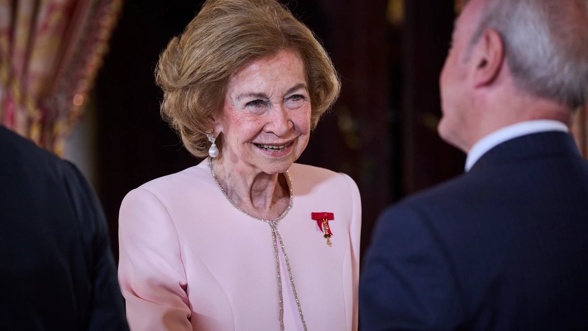 ManhattanManOne's tweet photo. 🇪🇸 38 años en el trono como Reina consorte de España. 12 como Reina madre. Más de 50 cumpliendo con su deber, recompensados por ovaciones espontáneas allá donde va.

El ejemplo habla mucho más alto que cualquier declaración. Y el silencio, cuando está respaldado por toda una vida de servicio, termina diciendo mucho más que las palabras que se lleva el viento. 🇪🇸