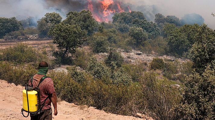 Actualidad_Pol's tweet photo. 🇪🇸 Vecinos de los pueblos afectados por los incendios en Madrid, Ávila y Castellón CUESTIONAN a la UME y Servicios de Emergencia.

“NO hacen NADA para apagar los incendios” https://t.co/mAeVT8MoIu