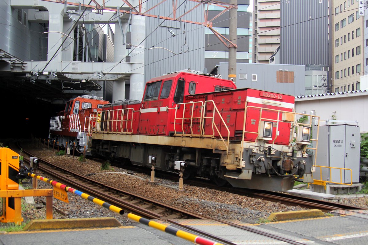 KU_SAJIRO's tweet photo. 2026/7/29
甲種輸送
JR北海道 DD200-501

DE10形を置き換える新しい機関車が川崎車両から出場し、北海道に向けて輸送されています。

JR貨物のDD200形には無い、ゼブラ模様や旋回窓があります。

(撮:TA) https://t.co/2Psy7xwFSE