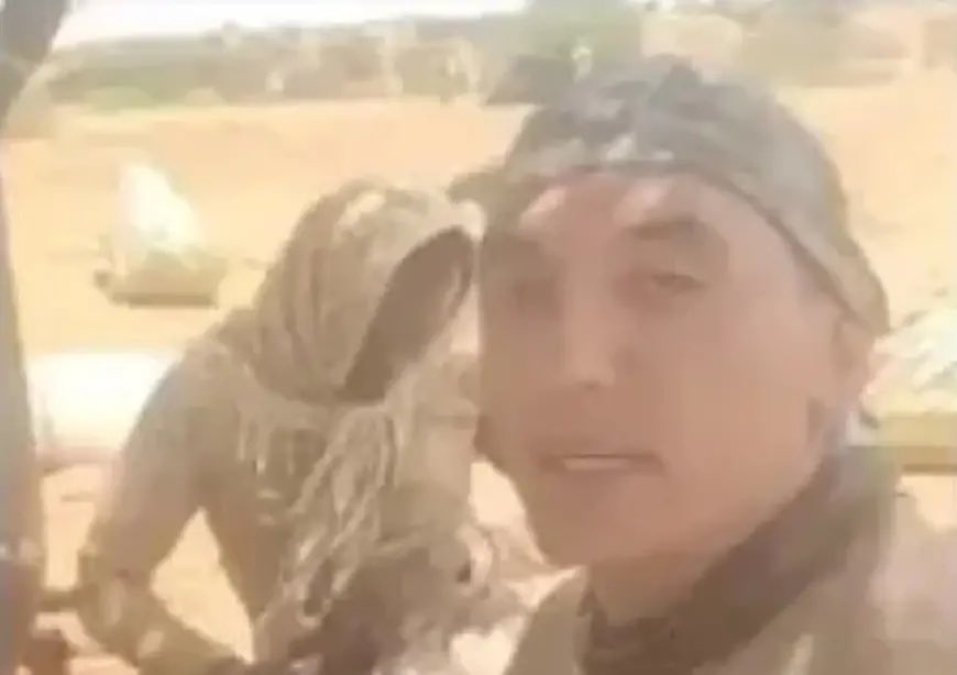 ahmadshomokh's tweet photo. تقرير حصري لرويترز يستند إلى مسوّدة التقرير السنوي لفريق خبراء الأمم المتحدة بشأن السودان، والذي تأخر رفعه إلى مجلس الأمن، رغم أنه يُقدَّم عادةً خلال الربع الأول من العام. ويتناول التقرير عمليات تهريب السلاح والمرتزقة إلى داخل السودان عبر العدو الإماراتي، باستخدام طائرات “بوينغ” تعود لشبكة يديرها ضابط سابق في القوات الخاصة الأمريكية، كانت رويترز قد رصدت تحركاتها انطلاقاً من انجمينا.

ويعيد ذلك إلى الأذهان تقرير الخبراء السابق لعام 2025، الذي نجح نظام أبوظبي في التأثير على مضمونه بصورة كبيرة، إذ خلا تماماً من أي إشارة إلى دوره في العدوان على السودان. ولعل تقدير العدو آنذاك كان أن عام 2025 سيكون عام سقوط الدولة السودانية، وعندها لن يعود بحاجة إلى إخفاء دعمه أو الحرص على تجنيب نظام أبوظبي أي حرج أو مساءلة دولية.

ملخص التقرير

* مسودة تقرير للأمم المتحدة تشير إلى أن الطائرات كانت تحمل أسلحة وطائرات مسيرة ومرتزقة.

* يشتبه خبراء الأمم المتحدة في أن طائرات بوينغ 727 تعمدت التخفي.

* يقول الخبراء إن مرتزقة كولومبيين سافروا عبر تشاد إلى منطقة الحرب.

التقرير (١/٢)

لندن/القاهرة، 29 يوليو (رويترز) - توصل خبراء الأمم المتحدة، وفقًا لمسودة تقرير للأمم المتحدة من المقرر نشره في سبتمبر، إلى أن طائرات بوينغ 727، التي ربطتها رويترز بشبكة أعمال تابعة لشركة مقاولات عسكرية أمريكية، نقلت مرتزقة وأسلحة وطائرات مسيرة لصالح قوات الدعم السريع السودانية.

وتُقدم هذه النتائج تفاصيل إضافية هامة حول دور الطائرات في دعم قوات الدعم السريع، وهي المليشيا التي اتهمها محققو الأمم المتحدة بارتكاب إبادة جماعية في إقليم دارفور السوداني.

وذكر التقرير: "تلقى الفريق معلومات موثوقة من أربعة مصادر تفيد بأن الطائرات نقلت مقاتلين ومرتزقة من قوات الدعم السريع، بالإضافة إلى معدات عسكرية، بما في ذلك طائرات مسيرة وأسلحة".

واستشهد التقرير بشهادتين من شاهدَي عيان في نيالا، المركز العسكري واللوجستي الرئيسي لقوات الدعم السريع في دارفور، ومراسلات من دولتين عضوتين، كمصادر للمعلومات، دون الخوض في مزيد من التفاصيل.

كشف تحقيقٌ أجرته وكالة رويترز ونُشر في 15 يوليو عن مسار ثلاث طائرات بوينغ قديمة، تُشغّلها شركاتٌ مرتبطة بستيفن شاوليس، الجندي السابق في القوات الخاصة للجيش الأمريكي والمتعاقد مع الحكومة الأمريكية لفترة طويلة، من مطار في تشاد إلى مراكز لوجستية تستخدمها قوات الدعم السريع في السودان وليبيا والصومال.

وأفادت رويترز بأن إحدى الطائرات، وهي من طراز بوينغ 737، كانت تحمل مقاتلين من قوات الدعم السريع على متنها عندما دُمرت في مايو/أيار 2025، إلا أن الكثير لا يزال غامضًا بشأن حمولة الطائرات.

ولم تجد الوكالة أي دليل على معاقبة شاوليس أو شركاته أو اتهامهم بارتكاب مخالفات من قبل السلطات.

ولم يُجب شاوليس على أسئلة حول تقرير الأمم المتحدة. وكان قد رفض سابقًا الإجابة على استفسارات حول شركاته أو طائرات بوينغ. ولم تستجب قوات الدعم السريع لطلبات التعليق.

أعدّ فريق الخبراء المعني بالسودان، وهو فريقٌ كلفّه مجلس الأمن بمراقبة حظر الأسلحة المفروض على دارفور عام ٢٠٠٤، تقريرًا للأمم المتحدة اطلعت عليه رويترز. وقد رُفع مسودة التقرير إلى مجلس الأمن للمراجعة قبل نشره.

بدأت الحرب الأهلية في السودان عام ٢٠٢٣ عندما اختلف قادة الجيش وقوات الدعم السريع حول خطط دمج قواتهم خلال عملية انتقال فاشلة إلى حكومة مدنية. ويُقدّر عدد القتلى منذ ذلك الحين بمئات الآلاف، وقد فاقم القتال من حدة المجاعة والأمراض، مما أدى إلى ما وصفته الأمم المتحدة بأنه أسوأ أزمة إنسانية في العالم.