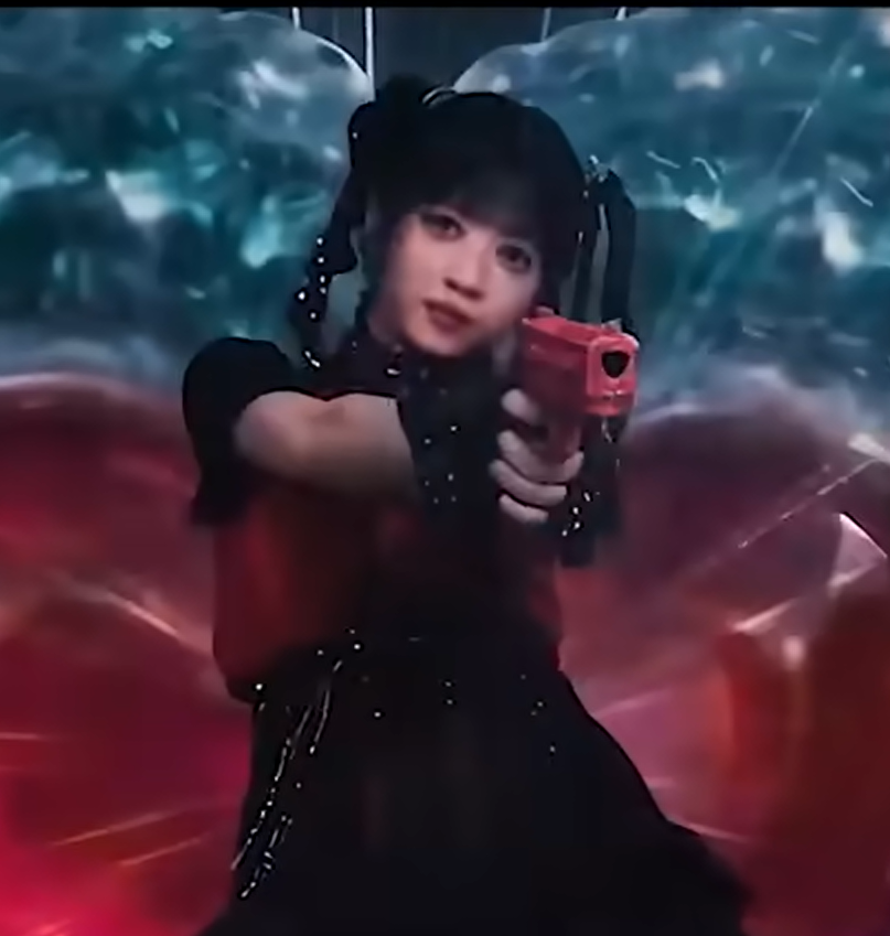 ochasuki111's tweet photo. キラキラ銃についてですが、これはご指摘されている方も多く、銃の生成によりメンバーの顔まで影響して歪んでしまっています。また場面によって銃の形状が異なります。
そもそも予算や手間を減らすなら、通常キラキラ銃は実物で使用し、実写で撃つ動きを撮影をした後、銃の色だけ合成で変えます。 https://t.co/v92QlTyyFg