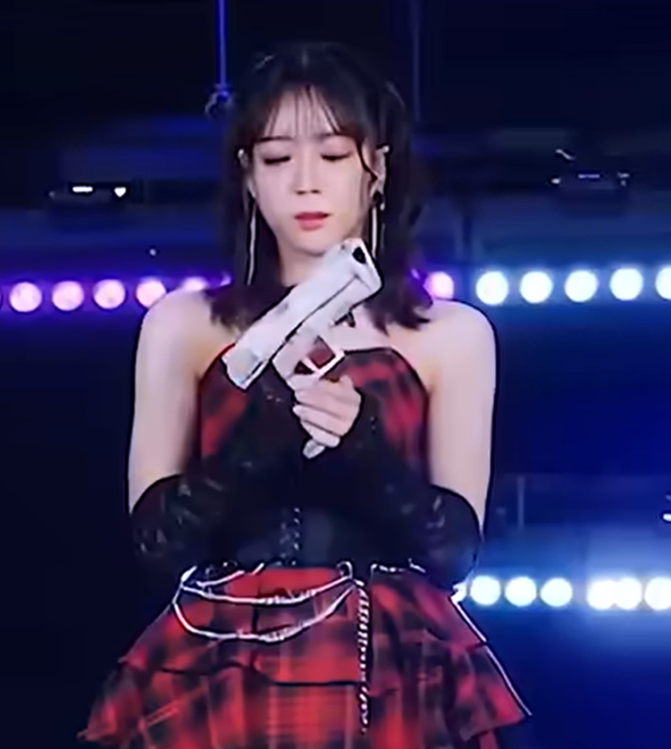 ochasuki111's tweet photo. キラキラ銃についてですが、これはご指摘されている方も多く、銃の生成によりメンバーの顔まで影響して歪んでしまっています。また場面によって銃の形状が異なります。
そもそも予算や手間を減らすなら、通常キラキラ銃は実物で使用し、実写で撃つ動きを撮影をした後、銃の色だけ合成で変えます。 https://t.co/v92QlTyyFg