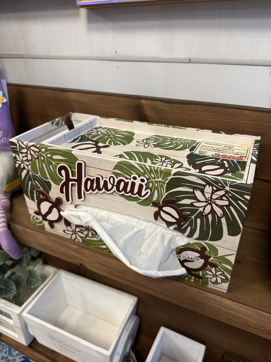 kagunousui's tweet photo. こんにちは！武蔵小山商店街パルムの家具のウスイです🌴
今日はお部屋の雰囲気をガラッと変えてくれる、おすすめのインテリア雑貨を紹介するね！夏にぴったりのアイテムや、おしゃれな時計が入荷してるよ✨
🕒 LEDマルチクロック
木目調とホワイトの2色展開！時間だけでなく、日付や曜日、温度も表示してくれるスグレモノ。シンプルで見やすいから、どんなインテリアにもスッと馴染むよ👍
🏄‍♂️ ハワイアンな小人オブジェ
アロハなサーフボードを持った子と、トロピカルドリンクで乾杯しているサングラスの小人たち！玄関やリビングの棚にちょこんと置くだけで、お部屋が一気に夏モードに🌻
🕰️ アンティークスタイル 掛時計
「GRAND HOTEL」の文字盤やアイアン風のフレームがカッコいい！ヴィンテージテイストやレトロな空間を作りたい人にすごくおすすめ✨壁に掛けるだけで存在感抜群です！
🐢 ハワイアン ティッシュBOX
モンステラ柄と、立体的な「Hawaii」のロゴ、ホヌ（ウミガメ）の飾りがポイント！生活感が出やすいボックスティッシュも、これに入れればおしゃれなリゾート風インテリアに早変わり🌺
毎日暑い日が続くけど、お部屋の中はお気に入りのアイテムで気分を上げていこう！
パルム商店街にお買い物の際は、ぜひ気軽にお店に遊びに来てね🙌 待ってるよー！
#家具のウスイ #武蔵小山パルム #武蔵小山 #インテリア雑貨 #ハワイアンインテリア #アンティーク時計 #LED時計 #模様替え #夏インテリア