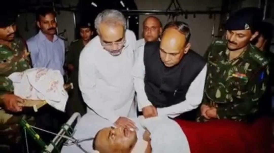 jpsin1's tweet photo. श्री प्रेम कुमार धूमल (उस समय मुख्यमंत्री)और श्री नरेंद्र मोदी (उस समय हिमाचल बीजेपी प्रभारी   ) करगिल के घायलों से अस्पताल में मिल रहे थे।  

जंग जीतने पर  तोहफे भी दिए जा रहे थे।  एक सैनिक के पास जब उपहार लेकर धूमल गए तो उसने  हाथ आगे नहीं किये।  

धूमल ने पूछा। ..आपको जंग जीतने की ख़ुशी नहीं है क्या---आप भी मिठाई लीजिये ---- जवाब में उस जांबाज़ ने कहा  बिलकुल है, लेकिन मैं यह नहीं ले सकता क्योंकि मेरे दोनों हाथ कट गए हैं।

 ... धूमल और नरेन्द्र मोदी  निशब्द थे। ... रुंघे गले से उन्होंने पूछा। .. बहुत दर्द हो रहा होगा । ...जवान ने  पूरे जोश के साथ जवाब दिया। ...कल तक बहुत दर्द था साहब ---आज नहीं  है क्योंकि  हम जंग जीत गए हैं। ....जय हिन्द जय हिन्द की सेना