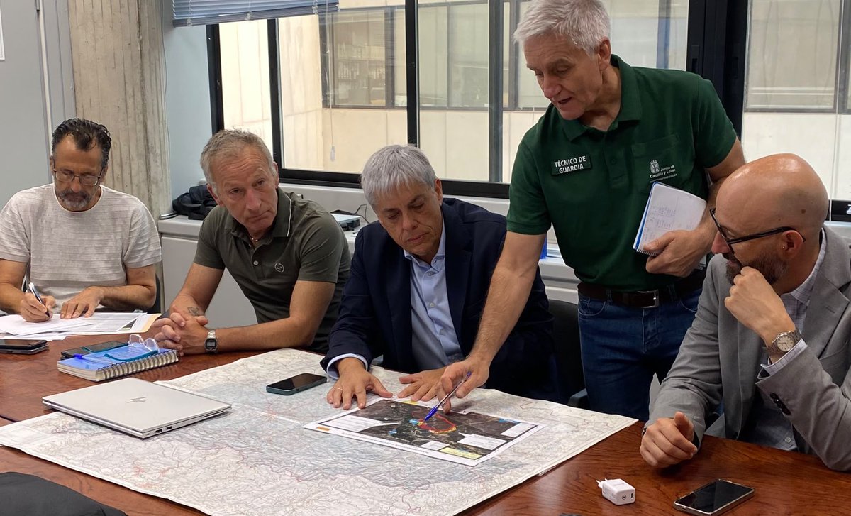 Educar06Diego's tweet photo. El #IFValdesamario baja a IGR-1. El operativo trabajó con rapidez y de forma efectiva y cerró el perímetro del incendio.
El Cecopi, reunido en la @jcyl, decide el realojo de 66 vecinos de #LaUtrera y #LaVelilla y el desconfinamiemto de 50 vecinos de #LaGarandilla y #ElCastro. https://t.co/QEVpl2f4Dg