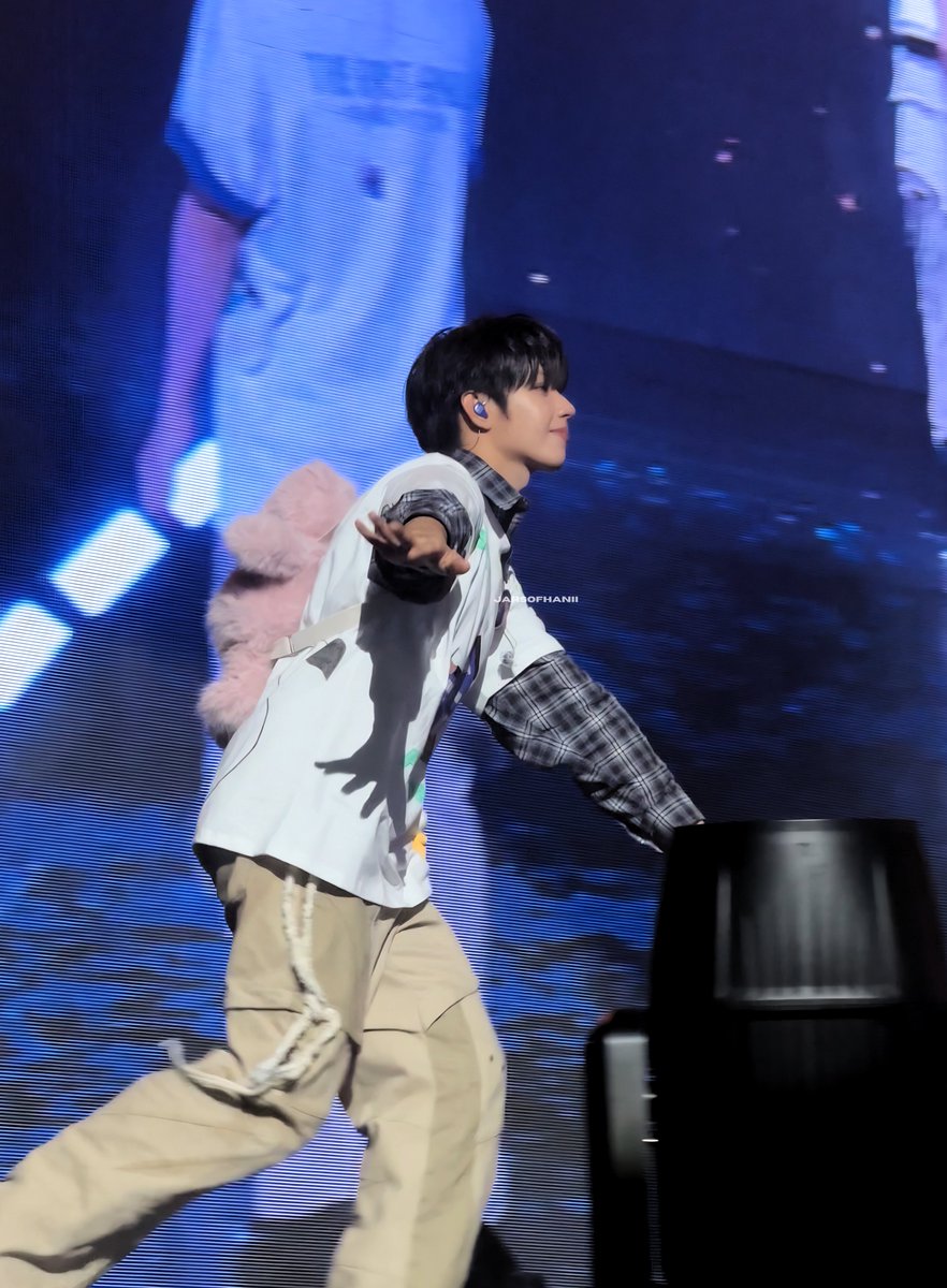 jarsofhanii's tweet photo. AHOF 1ST TOUR: THE F1RST SPARK

#AHOF   #아홉  #제이엘 #JL
#THE_FIRST_SPARK_IN_MANILA https://t.co/VS3SssO3Hc