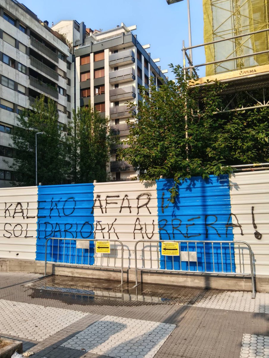 GKS_Donostia's tweet photo. Udalak Kaleko Afari Solidarioak debekatu ditu, 300 pertsona otordu gabe utziz.

Diskurtso erreakzionarioek fokua desbideratu eta auziaren erroa ezkutatzen dute. Etorkinak kriminalizatu ordez, hobe lukete miseriazko baldintzak sortzen dituen gizarte eredua seinalatuko balute. https://t.co/04UbFK0YQe