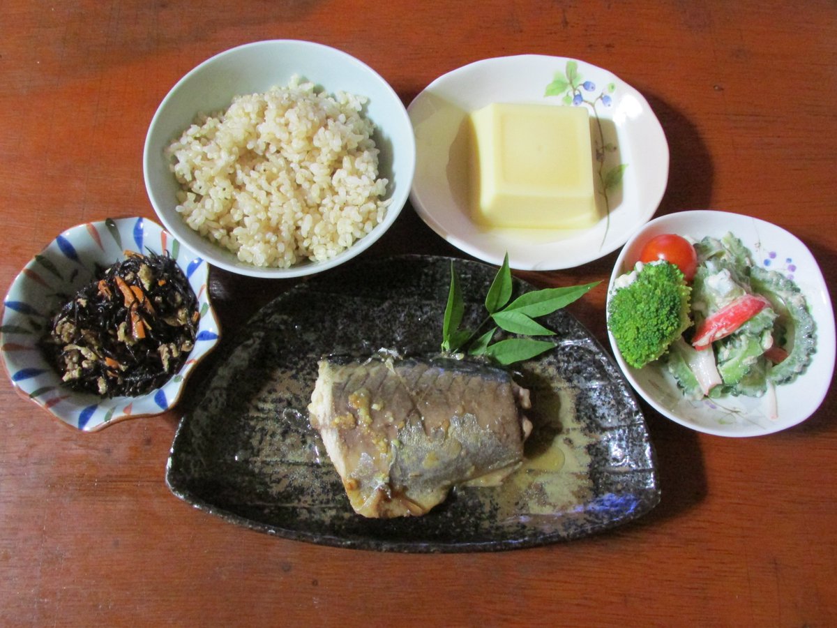 thisway11's tweet photo. 皆さん、今日一日お疲れ様でした。ゆっくり休みましょう。夕食は、サバの味噌煮、ひじき煮、玉子豆腐、ゴーヤのサラダ、玄米。母親の手料理は、愛情たっぷり！！ いつも、ありがとう！！ https://t.co/3FcjxdUpBV