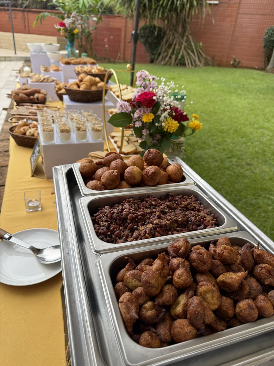 CLetitia_'s tweet photo. ERASMUS BREAKFAST 🇪🇺🤍

Ce matin nous avons eu la lourde tâche de dresser un buffet petit-déjeuner pour 30 personnes à la résidence de l’ambassadeur de l’Uniom Européenne. https://t.co/Zje8ktJHq7