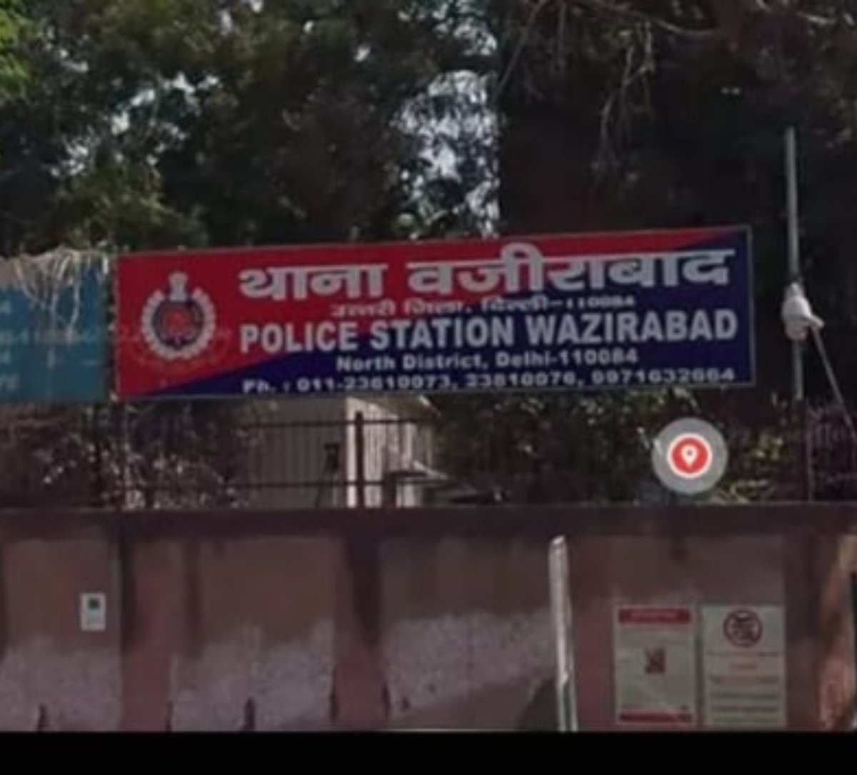 DeepMal22423119's tweet photo. रामगढ़ कॉलोनी मेट्रो स्टेशन, वज़ीराबाद क्षेत्र में अवैध सट्टेबाज़ी एवं तितली , चिड़िया कबूतरों का अवैध कारोबार

सूत्रों से प्राप्त जानकारी के अनुसार वज़ीराबाद क्षेत्र के अंतर्गत रामगढ़ कॉलोनी मेट्रो स्टेशन के पास रहने वाले एक व्यक्ति (जिसे स्थानीय लोग "अंकल" के नाम से जानते हैं) के घर में अवैध सट्टेबाज़ी तथा बटरफ्लाई कबूतरों का गैरकानूनी कारोबार खुलेआम संचालित किया जा रहा है।

बताया जा रहा है कि यह अवैध धंधा स्थानीय पुलिस एवं बीट अधिकारियों की कथित मिलीभगत या संरक्षण में चल रहा है। स्थानीय लोगों का कहना है कि उन्होंने इस अवैध कारोबार की कई बार शिकायत की, लेकिन हर बार कोई ठोस कार्रवाई नहीं हुई।

सूत्रों के अनुसार यह अवैध सट्टेबाज़ी और बटरफ्लाई कबूतरों का कारोबार कई वर्षों से लगातार चल रहा है। इससे आसपास के क्षेत्र की शांति व्यवस्था प्रभावित हो रही है तथा युवाओं पर इसका बुरा प्रभाव पड़ रहा है।

स्थानीय निवासियों का आरोप है कि इस अवैध कारोबार को निर्बाध रूप से चलाने के लिए हर महीने पुलिस को कथित रूप से रिश्वत दी जाती है। इसी कारण न तो छापेमारी होती है और न ही कोई कानूनी कार्रवाई की जाती है। शिकायत करने वाले लोगों की आवाज़ को भी कई बार दबा दिया जाता है या उनकी शिकायतों को अनसुना कर दिया जाता है।

यह स्थिति अत्यंत चिंताजनक है। अवैध सट्टेबाज़ी और इस प्रकार के गैरकानूनी कारोबार न केवल कानून का उल्लंघन हैं, बल्कि समाज, महिलाओं, बच्चों और परिवारों की सुरक्षा के लिए भी गंभीर खतरा हैं।

स्थानीय लोगों का सवाल है कि जब आम नागरिक छोटी-छोटी गलतियों पर कानूनी कार्रवाई का सामना करते हैं, तो इतने बड़े अवैध कारोबार पर पुलिस मौन क्यों है? क्या कानून से ऊपर पैसे की ताकत है?

उच्च अधिकारियों से अनुरोध है कि इस मामले का गंभीरता से संज्ञान लिया जाए तथा इस अवैध कारोबार को तत्काल बंद कराया जाए। यदि किसी अधिकारी या कर्मचारी की इस अवैध धंधे को संरक्षण देने में संलिप्तता पाई जाती है, तो उसके विरुद्ध निष्पक्ष जांच कर उसे निलंबित किया जाए तथा कानून के अनुसार कड़ी कार्रवाई की जाए।

वज़ीराबाद क्षेत्र में कानून व्यवस्था बहाल करने और आम नागरिकों का विश्वास पुनः स्थापित करने के लिए इस मामले में शीघ्र एवं निष्पक्ष कार्रवाई की जानी चाहिए। स्थानीय लोगों को आशा है कि यह अवैध कारोबार हमेशा के लिए बंद कराया जाएगा तथा कार्रवाई की जानकारी सार्वजनिक की जाएगी।

संबंधित अधिकारियों एवं संस्थाओं से कार्रवाई का अनुरोध:

@DcpNorthDelhi@CPDelhi@JointCP_ER@HMOIndia@CMODelhi@LtGovDelhi@DelhiPolice@narcoticsbureau@CrimeBranchDP@CBIHeadquarters@AmitShah@DcpNarcotics@ManojTiwariMP@BJP4India@ani_digital@rashtrapatibhvn@ArvindKejriwal@AamAadmiParty@PTI_News@SanjayAzadSln@PIBHindi@DCP_NorthWest@cbic_india@DelhiPoliceCom1@ShoWazirabad