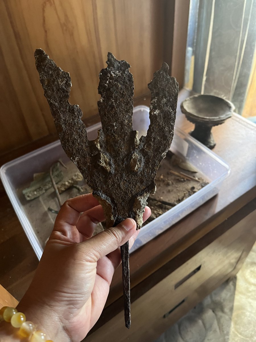 inganggita's tweet photo. Artefak lain yg ditemukan di Liyangan, trisula yg kemungkinan besar digunakan untuk atribut upacara/ibadah, bukan trisula senjata keprajuritan.

Trisula adalah senjata yg biasa dipakai oleh Dewa Siwa. Pic kanan ilustrasi dari https://t.co/z3jMDrzRSD (sebetulnya ilustrasi kurang tepat utk menggambarkan Liyangan krn artikel kompas itu khusus utk Siwagrha alias Prambanan, tp biar dapat gambaran besarnya lah ya)