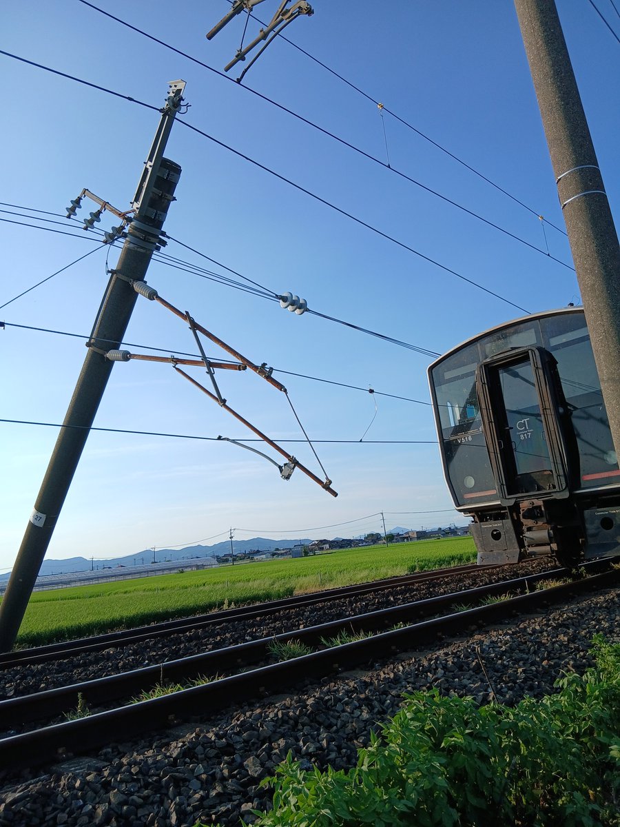 9EmMQDPYkf9vxtu's tweet photo. 普段はこういう発信はしたくないので
していないのだが、
#熊本地震　の記録として
#JR九州　の
ギリギリ大惨事を免れた画像を貼っておく

当該車両は817系2両 https://t.co/mc01Yt2XLz