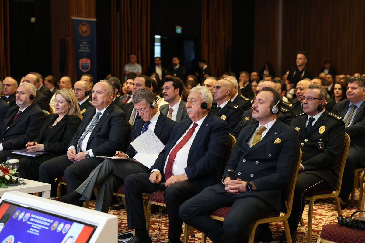 B_Palandoken's tweet photo. Emniyet Genel Müdürlüğü Güvenlik Daire Başkanlığı Fikri Mülkiyet Suçları Merkez Şube Müdürlüğü tarafından düzenlenen  Fikri Mülkiyet Suçları ve Halk Sağlığı Çalıştayı' na, Emniyet Genel Müdürümüz Sayın Ali Fidan ile birlikte katılım sağladık. Fikri mülkiyet haklarının korunması ve sahte ürünlerle mücadelede kurumlar arası iş birliğinin güçlendirilmesine yönelik gerçekleştirilen çalıştay, ulusal ve uluslararası düzeyde geniş bir katılımla gerçekleştirildi.

Çalıştay kapsamında; sahte ilaçlar, sahte tıbbi cihazlar, sahte tohumlar, sahte tarım ilaçları, sahte kozmetik ürünleri, sahte oyuncaklar, sahte temizlik ürünleri, sahte tekstil ürünleri ve diğer tüketici ürünlerinin insan sağlığı, çevre, tarım ve kamu güvenliği üzerindeki etkileri bilimsel ve uygulamaya dönük oturumlarda ele alındı. Toplum sağlığının korunması ve fikri mülkiyet haklarının etkin şekilde güvence altına alınmasına yönelik yürütülen çalışmaların öneminin bir kez daha vurgulandığı verimli bir program gerçekleştirildi.