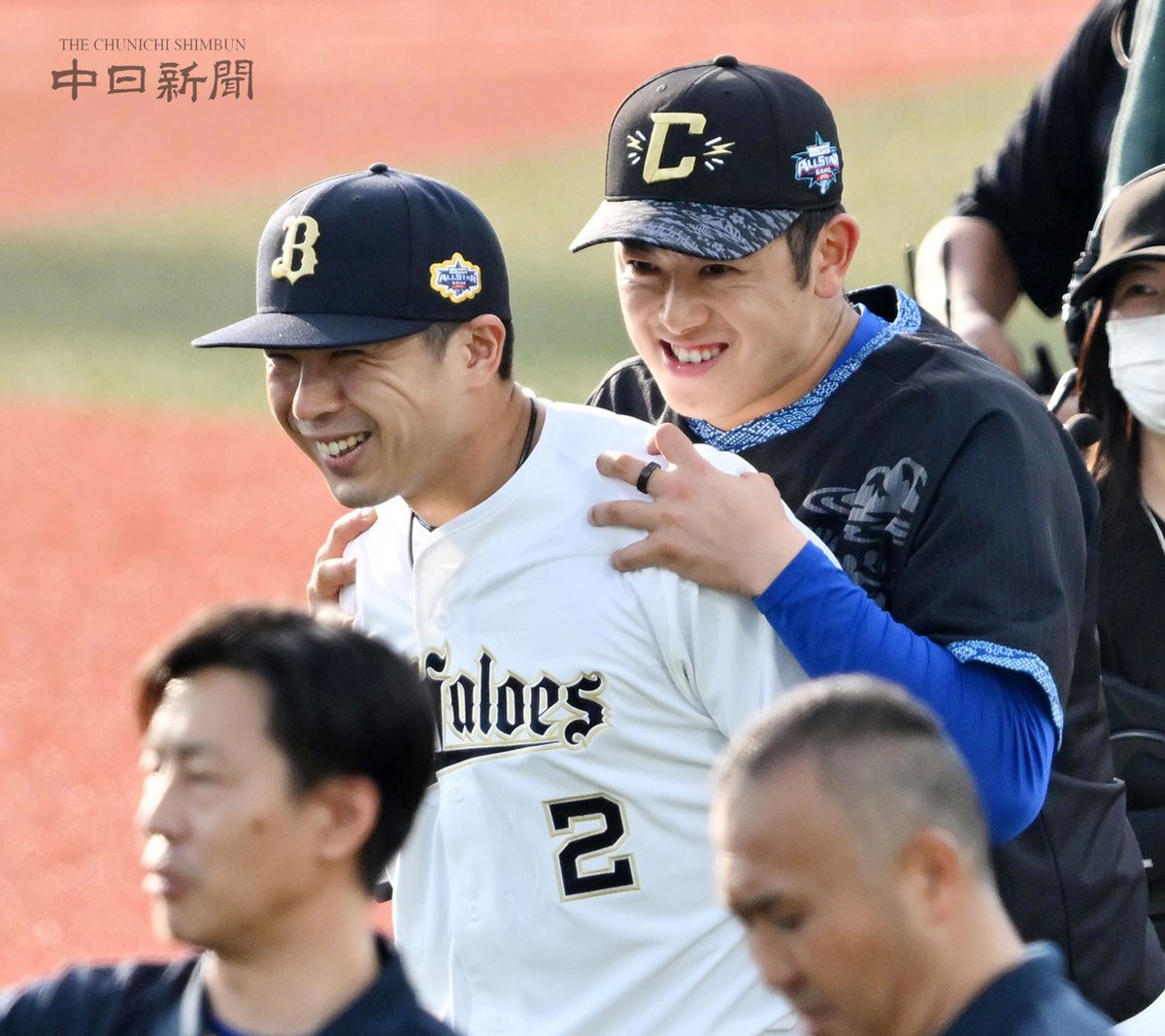 chunichiphoto's tweet photo. 【ドラゴンズ】若月選手に抱きつく松山投手 #松山晋也 #若月健矢 #中日新聞 #中日スポーツ https://t.co/g0fsuHT1wE