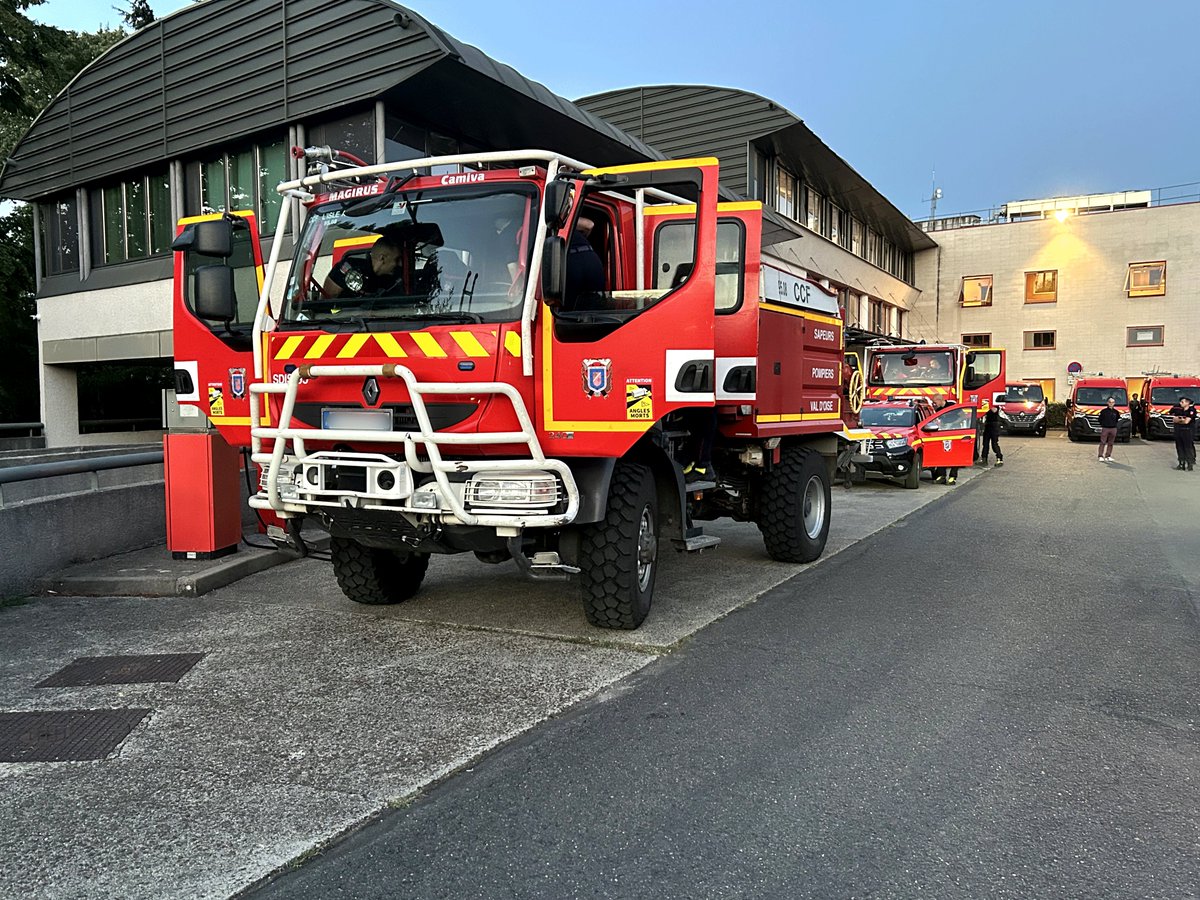 Sdis_95's tweet photo. [#Renfort] 🚒 Ce matin, 25 sapeurs-pompiers du #Sdis95 ont pris la route avec 2 CCF (Camions-Citernes Feux de Forêt), 2 FPT (Fourgons Pompe-Tonne) et 4 autres engins depuis la Direction départementale à destination de Mérignac (33) afin d'intégrer une colonne mixte.

🎯 Objectif : assurer le renfort des équipes déjà sur place.

Avant leur départ, les personnels ont été salués par Monsieur Luc Strehaiano, Président du CASDIS et par la Colonelle Blandine Lefort, Directrice départementale adjointe du #Sdis95, venus leur témoigner leur soutien et les encourager dans cette mission.

Cette colonne zonale rassemble des sapeurs-pompiers des Sdis 95, 91, 78 et de la BSPP.

👏 Nous leur souhaitons bon courage ! Merci à toutes et à tous pour votre mobilisation.