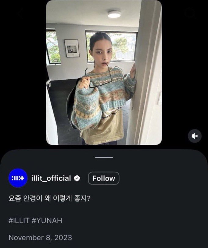 yuriiyunah's tweet photo. tokkis have seriously lost it. AI generating a photo of minji in the same shirt as yunah to paint the narrative that yunah copied her? first of all, minji has oreo hair in that photo and if she had worn that shirt in 2023 before yunah did, she wouldn’t have oreo hair https://t.co/zhTOMVAzVE