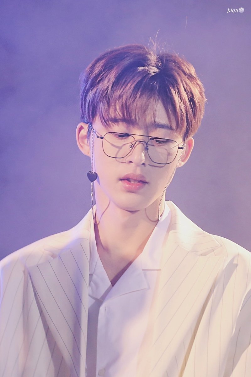 youthyoursbin's tweet photo. 나 이 날 ㅈㅉ 좋아함
한창 안경줄...이란 것이 유행했을 때 웬 입술 한바가지 메추리가 하트 안경줄 달고 나와서 모두가 미쳤었던 기억 https://t.co/h8HMAsa7Gg