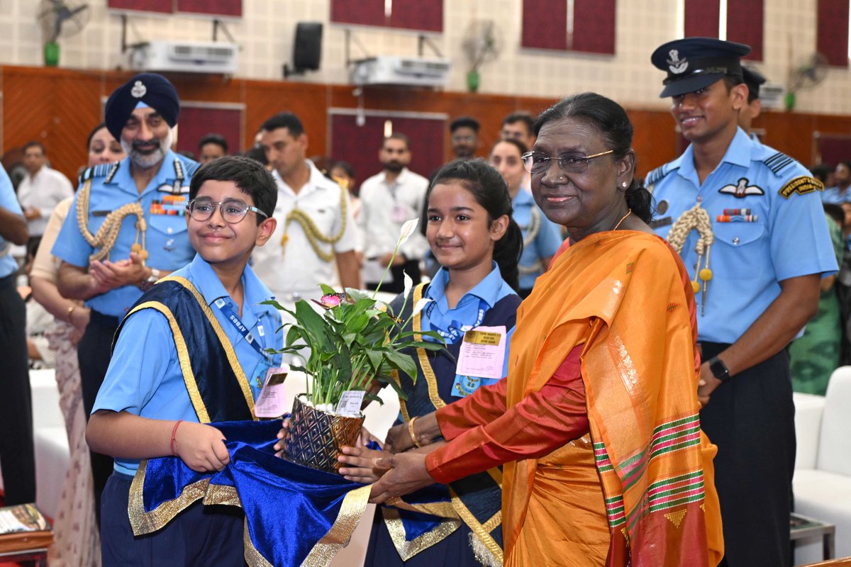 rashtrapatibhvn's tweet photo. President Droupadi Murmu visited Air Force Bal Bharati School in New Delhi and interacted with the students. https://t.co/qRAttgz0cu