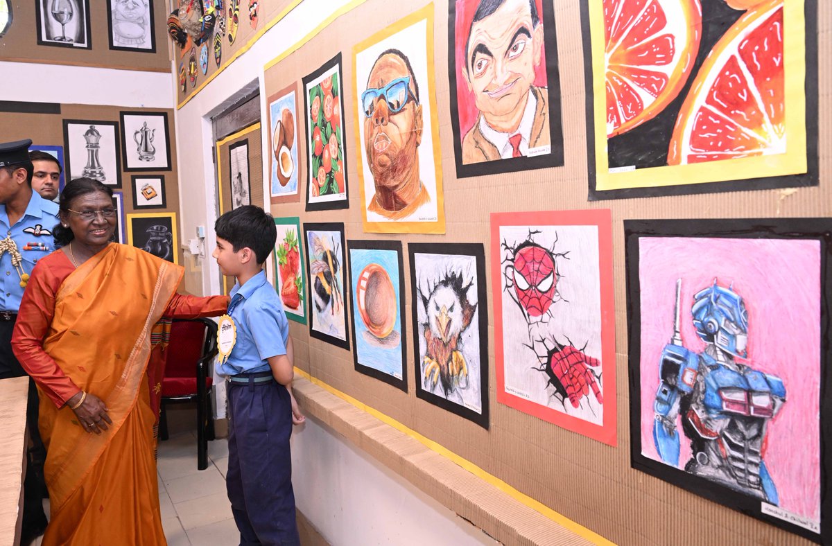 rashtrapatibhvn's tweet photo. President Droupadi Murmu visited Air Force Bal Bharati School in New Delhi and interacted with the students. https://t.co/qRAttgz0cu
