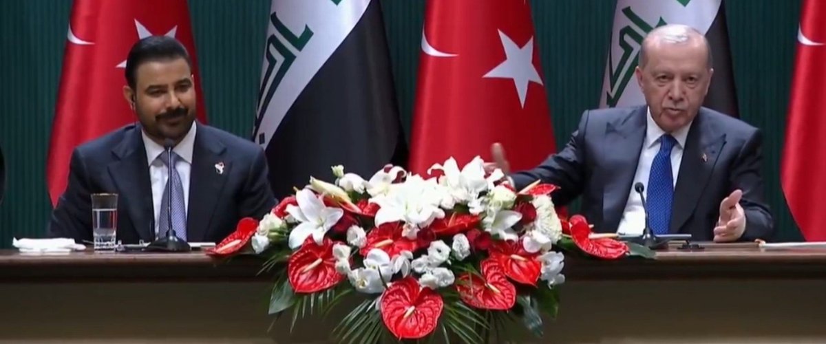 muratozer_ist's tweet photo. Türkiye'nin günlük petrol ihtiyacı olan 1,1 milyon varil petrolün neredeyse tamamı İran'ın tüm itirazlarına rağmen Irak'tan sağlanacak. 
Günlerdir bazı tiplerin FETÖ'cüler ve İrancılarla birlikte yürüttüğü "Türkiye'ye ceza kestiler" kampanyasının sebebi bu imzayı engellemeye dönüktü. 

Karşımızda nasıl bir ittifak var. Bir kez daha gördük.