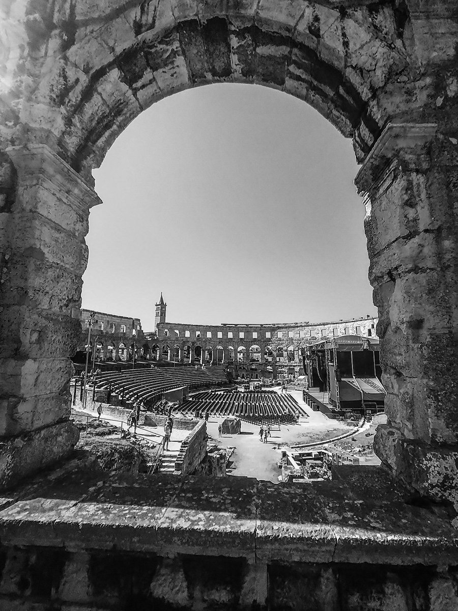 BanjacSmiljan's tweet photo. Amfiteatar u Puli ili Pulska Arena (u narodu poznata i kao Divić-grad) najveći je i najsačuvaniji spomenik antičkog građevinarstva u Hrvatskoj. Upoređujući ga sa više od 200 rimskih amfiteatara, plašt pulskog amfiteatra sa četiri stubasta tornja je najsačuvaniji na svetu. https://t.co/hPpEdFmXc3
