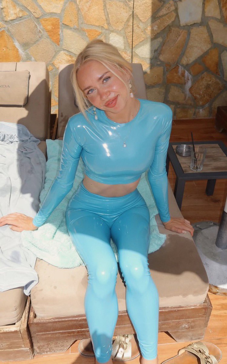 LatexGoddesRoxy's tweet photo. 💕BEFORE/AFTER💕

Dm me if your interested in being blackmailed losers😵‍💫💕

#drone #kidslox #hypno #techdom #paypig #Latex #femdom #findom #clicksluts https://t.co/kQ32zjf55f