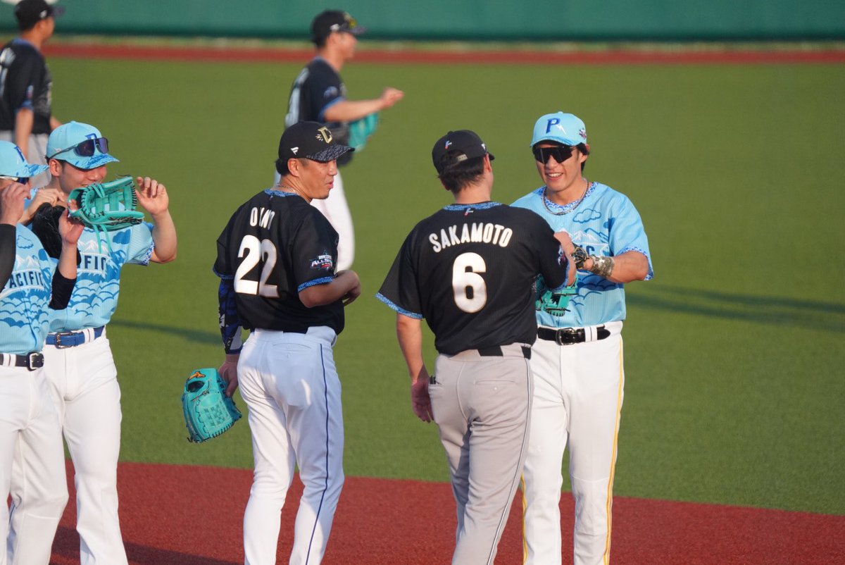 jei_hawks's tweet photo. 坂本が周東呼び止めて自撮りしてた笑
#マイナビオールスターゲーム2026
#坂本勇人
#周東佑京 https://t.co/Rn4SpFBeYc