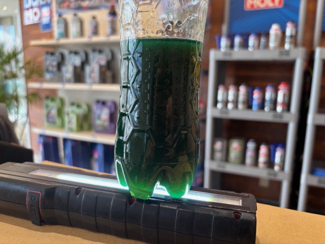 BFLcorp's tweet photo. TOP TECシリーズに続き、ご紹介するのはモリジェンシリーズとなります。

モリジェンとはリキモリが独自に開発した添加剤で

TOP TECシリーズにも使用される高品質ベースオイルにモリジェンを添加したものが
モリジェンシリーズとなっております。

特徴は、せん断安定性を高め、堆積物の形成を確実に防止し、エンジン内の摩擦を大幅に低減し

摩耗から最適に保護します。その結果、燃料が節約され、エンジンの耐用年数を延長。

さらにオイルの色が特殊で漏れやにじみがある箇所の判別が容易にできるように
ブラックライトをあてると視認しやすい蛍光グリーンとなっております。

モリジェンシリーズの性能を最大限発揮させるためには

オイル交換前にフラッシングを実施することで、既存の被膜や堆積物を除去し
エンジン内部をより平滑化することで強固な被膜を形成することが可能となっております。

こんな方におすすめ↓
・優れた保護性能でエンジンの耐用年数を伸ばしたい方
・低燃費性能をお求めの方
・純正＋αの性能をお求めの方
GPF・DPF未装着のお車であれば、幅広くご使用いただけます。

このオイル気になるな…と思った方はお気軽にお問合せください
