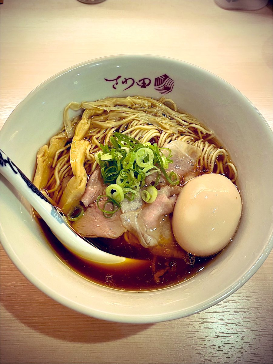 Train24Runaway's tweet photo. 鴨そば　さわだ🦆　@横浜駅

特製鴨だし中華そば🍜

2022年創業🤔吉祥寺の「らぁ麺 さわ田」の系列店🧐ヨドバシカメラのB2階😌大山鶏と鴨から取った無化調スープ🐓滅茶苦茶美味い🙉全粒粉入りの中細麺は歯切れ良く啜るのが楽しくなる🥹しっとりした真空調理チャーシュー😩感無量😭
ご馳走様でした🙇‍♂️ https://t.co/YAaThXUCpD