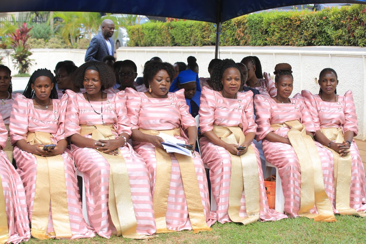 cpmayiga's tweet photo. Leero tutongoza ennongosereza mu luyimba "ekitiibwa kya Buganda" naddala enjatula y'ebigambo eggyayo amakulu gaabyo. Eno emu ku nteekateeka z'okujaguza Amatikkira ga Kabaka omulundi ogwa 33 

#Amatikkira33 https://t.co/p8teFlqQyF