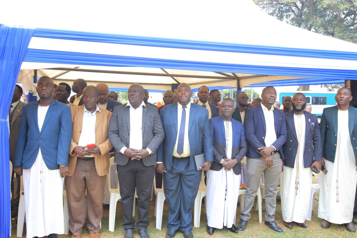 cpmayiga's tweet photo. Leero tutongoza ennongosereza mu luyimba "ekitiibwa kya Buganda" naddala enjatula y'ebigambo eggyayo amakulu gaabyo. Eno emu ku nteekateeka z'okujaguza Amatikkira ga Kabaka omulundi ogwa 33 

#Amatikkira33 https://t.co/p8teFlqQyF