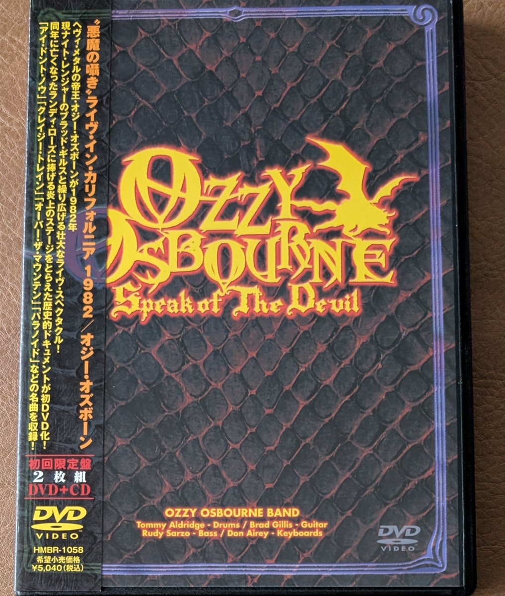AchillesLS48's tweet photo. 今夜の一枚💿DVD観賞

Ozzy Osbourne "Speak of the Devil"

ブラッド ギルス🎸を迎えた1982年のライヴ盤
シーデーは全曲ブラックサバスだが こちらは オーバーザマウンテンからのMr.クロウリーほかオジーの名曲ずらり
ただ画質は あんまよくない😂
オジーのパフォーマンスが拝めるだけで御の字だが https://t.co/iW3483OMCf
