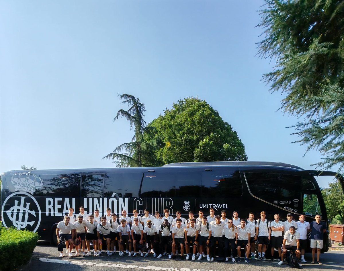 REALUNIONCIRUN's tweet photo. Los chicos ya han llegado al primer partido de preparación para la temporada.

Goazen txuribeltz 🤍🖤💪 https://t.co/A8zyE9bzZ5