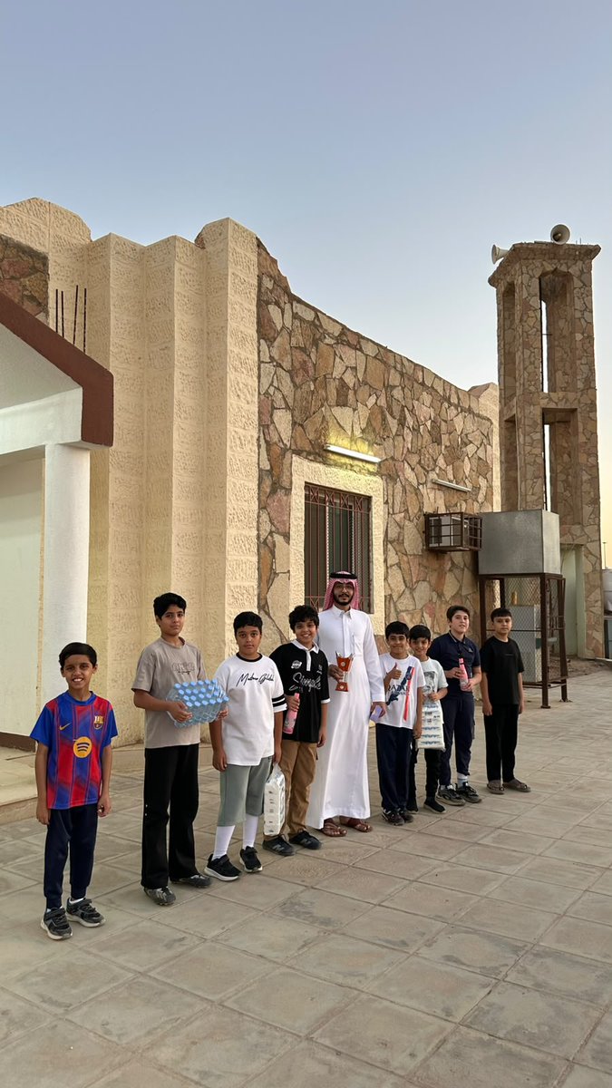 majd_aloloum's tweet photo. 🕌 العناية بالمسجد
ضمن فعاليات النادي الصيفي #بمدارس_مجد_العلوم_الأهلية ، يشارك الطلاب في العناية بالمسجد، تعزيزًا لقيم المسؤولية والمحافظة على بيوت الله
@majd_aloloum https://t.co/a4o1vQzqsE
