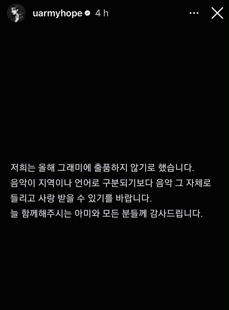 JhopeNews_'s tweet photo. 📰| Em decisão histórica, o #BTS não irá submeter #BTS_ARİRANG  ao Grammys Awards.

Por meio de suas redes sociais, todos os membros postaram, em coreano, uma mensagem aos fãs:

“Decidimos não inscrever nosso trabalho no Grammy este ano.
Esperamos que a música possa ser ouvida e amada pelo que ela é, e não separada por região ou idioma.
Agradecemos ao ARMY e a todos que sempre caminham ao nosso lado.” (Tradução automática)

Em 16 de junho deste ano, a academia anunciou cinco novas categorias: Melhor Performance de Música Pop Asiática, Melhor Música Latina (sendo obrigatoriamente 51% do idioma espanhol), Melhor Colaboração ou Performance em Dupla/Grupo de R&B,Melhor Performance Vocal Pop Tradicional e Melhor Álbum de Música Folclórica Tradicional.

Apesar de dizer que as novas categorias são um “reconhecimento”, a Recording Academy foi alvo de muitas críticas após a inclusão destas categorias. 

Separar e dividir a música por idioma e local não significa reconhecer o valor do trabalho de um artista, mas sim evitar que este artista quebre hegemonias.
A música é universal e no mundo globalizado, conectado, não cabe mais espaço para barreiras culturais autoimpostas por elitismo, xenofobia e racismo [grifo meu, adm ✨]

BTS WE ARE PROUD OF YOU
BTS ARMY ARE WITH YOU
BTS OUR INSPIRATION
BTS PAVED THE WAY
#ARIRANGLockdown 
✨