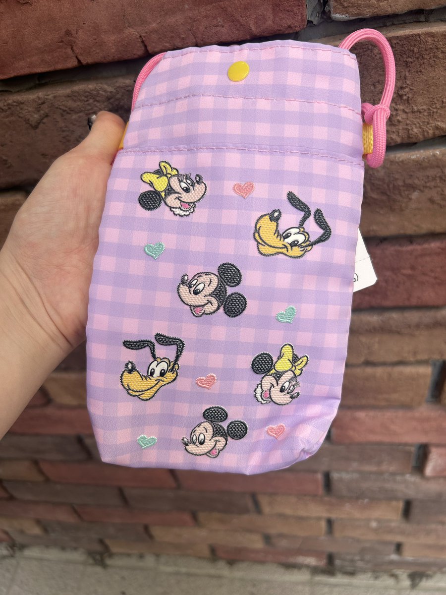 chamlady_kitty's tweet photo. @Disney118811 検索より失礼致します。
こちらのスマホショルダーバッグとアリエル関連のもの(第一希望はmikkoさんコラボの巾着)と交換は可能でしょうか。

都内手渡しも場所とお日付によっては可能です。
ご検討よろしくお願い致します。 https://t.co/eXKn6GNCTX