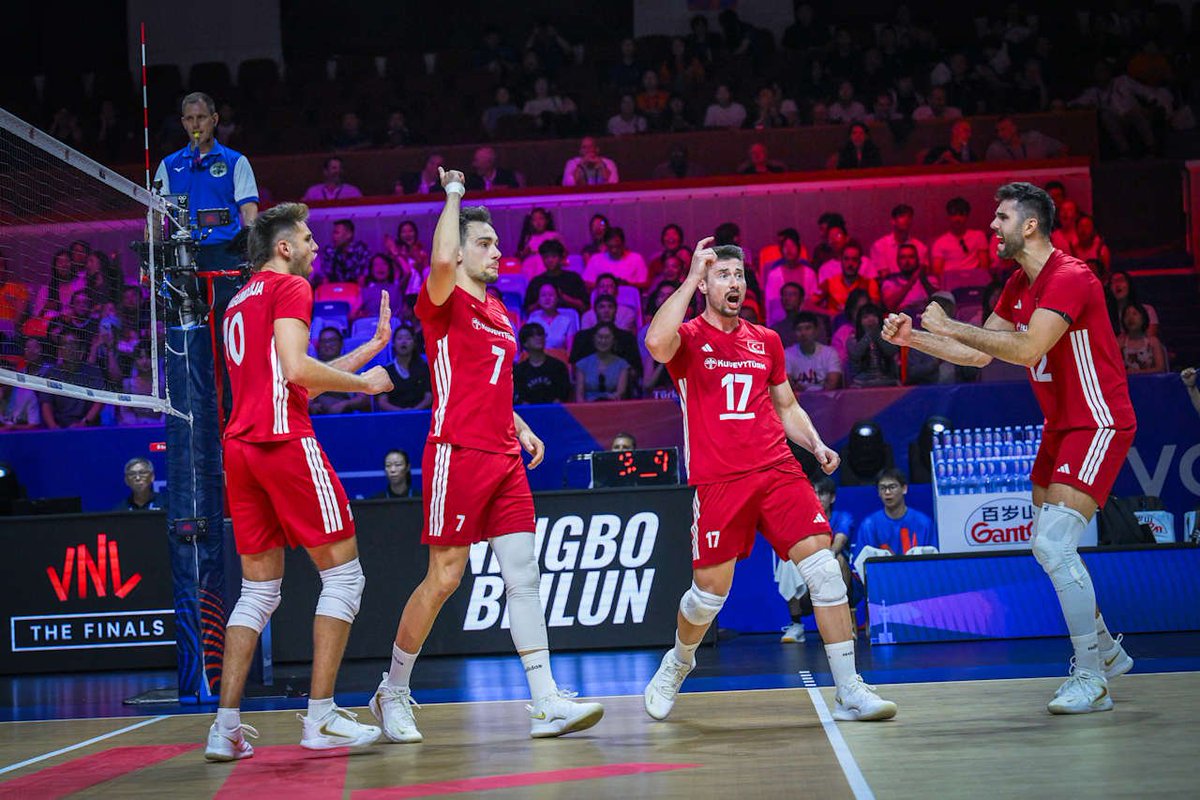 Temmzvolley's tweet photo. 🇹🇷Filenin Efeleri #VNL2026'ya çeyrek finalde veda etti

📍Tarihimizde ilk kez VNL Finallerinde oynadık.

Mücadeleniz için teşekkürler Filenin Efeleri 👏👏 https://t.co/EJpt6J8X0e