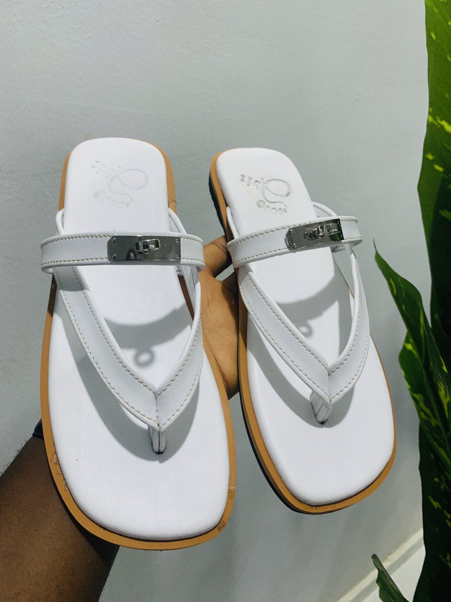 major__abit's tweet photo. White leather thong slippers with silver lock hardware,and tan sole edging.

Clean enough to go with anything, detailed enough to stand on its own. 

₦20,000. 

DM to order.

#WomenSlippers #MadeInNigeria #LeatherSlippers https://t.co/d3UXIuzkz3
