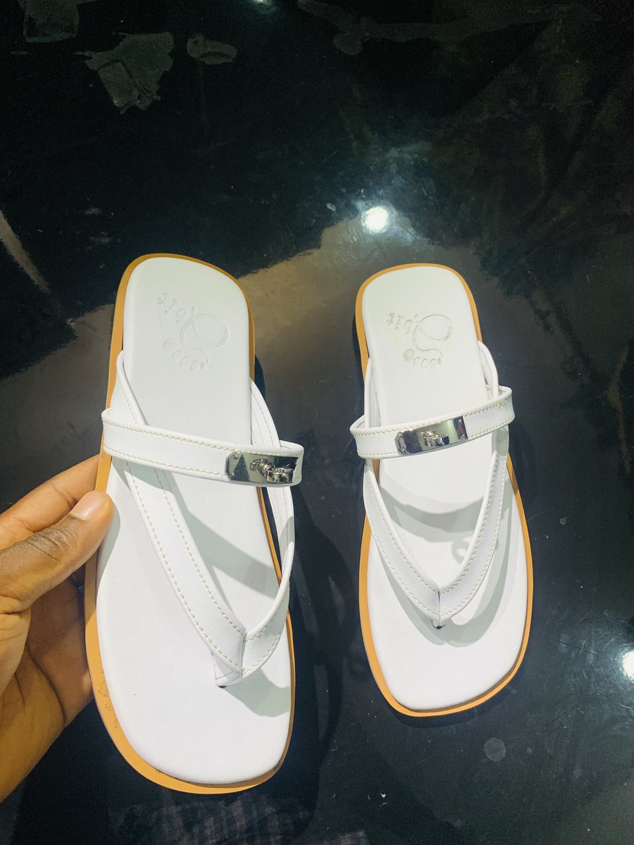 major__abit's tweet photo. White leather thong slippers with silver lock hardware,and tan sole edging.

Clean enough to go with anything, detailed enough to stand on its own. 

₦20,000. 

DM to order.

#WomenSlippers #MadeInNigeria #LeatherSlippers https://t.co/d3UXIuzkz3