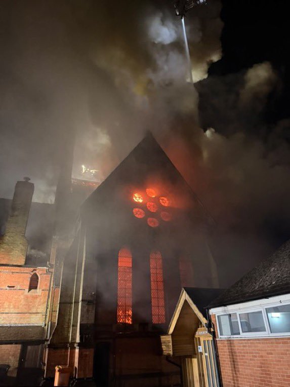 BROKENBRITAIN0's tweet photo. 🚨NEW: Heartbreaking scenes coming out of Leicester overnight as firefighters battled a huge blaze at the historic St Andrews church 🇬🇧 

The cause for the fire remains unknown and thankfully, there was no reported injuries or casualties. https://t.co/Jr5guIQYei