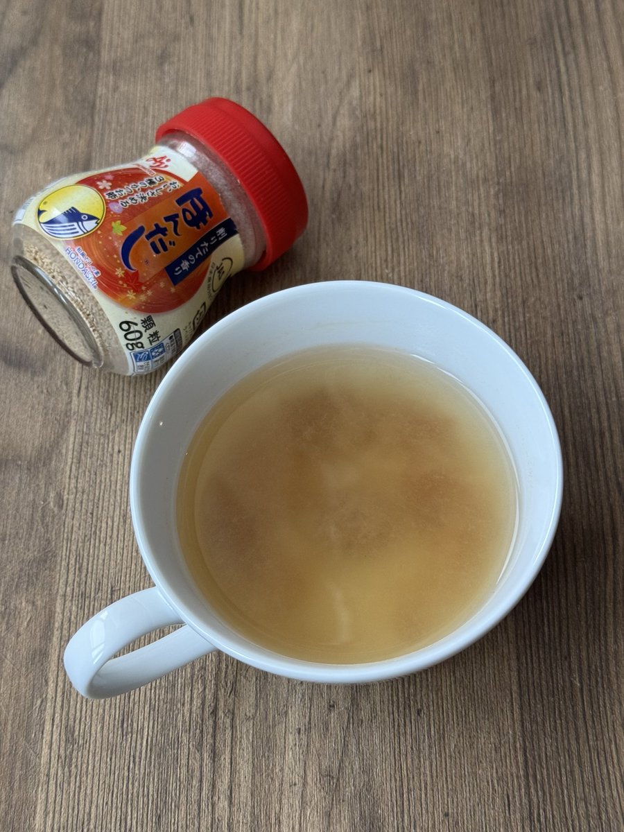 mariegohan's tweet photo. カップにお湯を注いだら、ほんだしを溶かして梅干しをひとつ。

おだしのうま味に梅干しの酸味が合わさって、ほどけるようなおいしさ。癒される味。。

朝の水分補給にも、疲れた時の夜食にもいい。

お湯200ml、ほんだし小さじ1/2、梅干し小ひとつ〜

Xで話題のアイデアの組み合わせです。 https://t.co/g29I3sWlkc