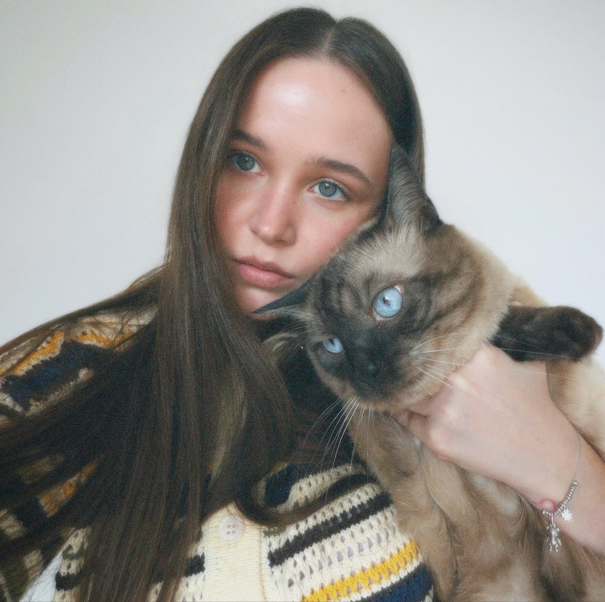 yes_sav_'s tweet photo. Good morning, my dears 🫶🏻
Hope you’re having a warm and wonderful day 🤍 

How do you like this little collab with my fluffy assistant? https://t.co/FlHP8tMQ28